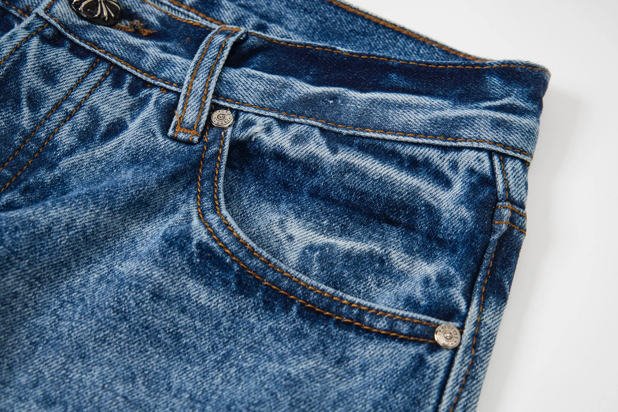 P260 Chrome Hearts Blue Pants Black White Blue Multi-Leather Jeans Top Version Chrome Hearts Jeans with Leather Jeans It is well known that chromehearts jeans use vintage Levis jeans as the base plate for creation. They usually add their own unique silver buckles and silver ornaments, plus leather embellishments. This is what doubles the value of these vintage jeans, because the base plate is Vintage jeans, jeans themselves have become very soft and comfortable after years of baptism, which can be distinguished from ordinary jeans. Regarding the size, you should also refer to the pants data. Style number: 1735# Size: 28 30 32 34 36
